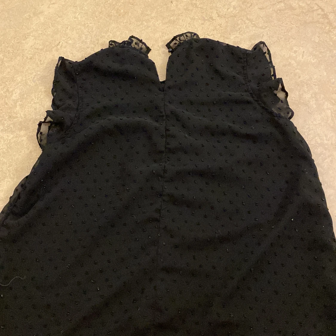 Svart blus med spetsdetaljer - 90