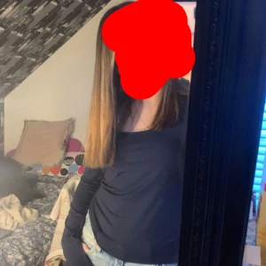  långärmad topp - Oanvänd soft touch tröja med slit från Gina som ej kommer till användning. Mörkblå i storlek M.