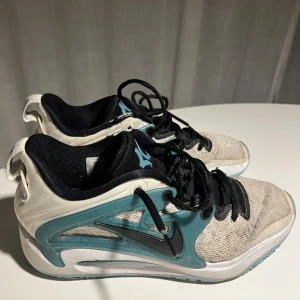 KD 15 ”teal” - Ett par kds, väl andvända, litet hål där uppe vid skon. Annars jättefina och greppet funkar lika bra som nya. Köpta för 1500kr säljs för 500. Pris kan sänkas vid snabb och smidig affär.