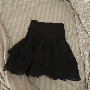 volang kjol svart stl s - Svart kort volang kjol från bik bok i stl s, super fint skick! säljes billigt då jag vill bli av med den💕