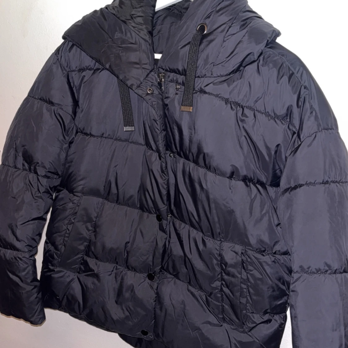 Svart pufferjacka med huva - 90