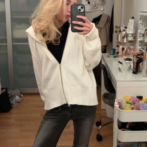 Stickad kofta - Vit stickad zip hoodie från bikbok, helt slutsåld! Som ny! 