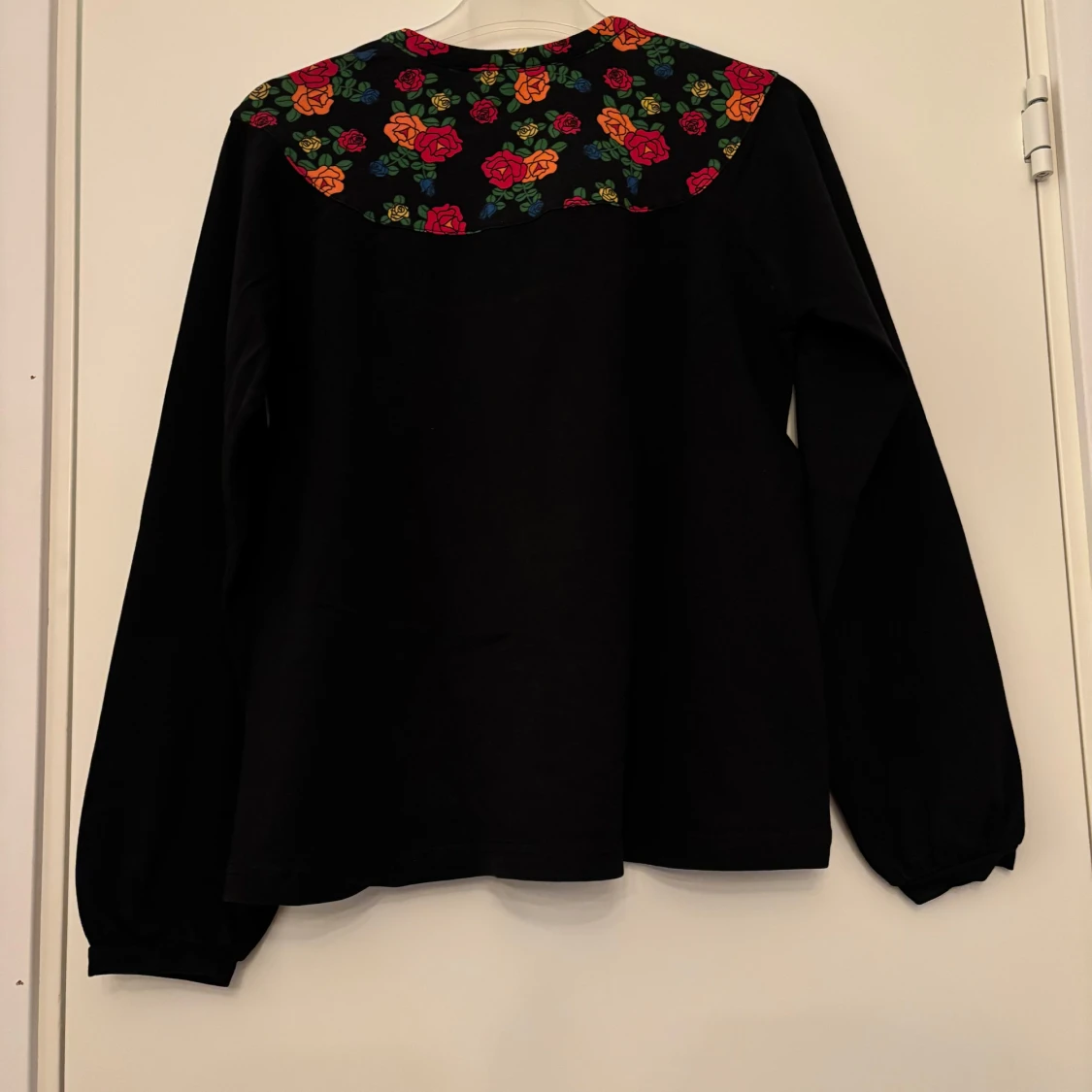 Svart tröja med blommigt mönster från Polarn O. Pyret - 91