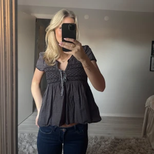 Mörkgrå oddmolly topp - Mörkgrå oddmolly topp med svarta detaljer🫶🏼 passar xs-s