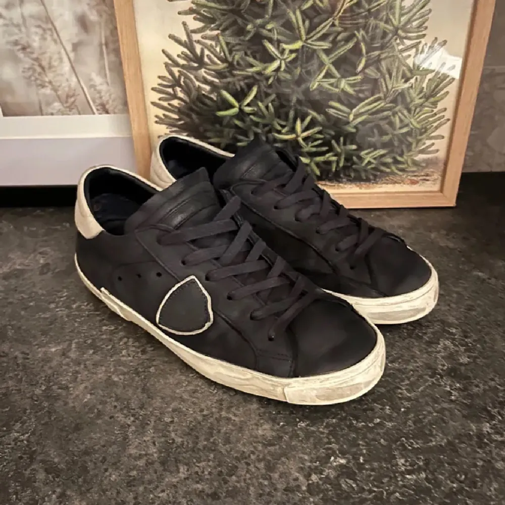 SĂ€ljer dessa feta Navy blue Philippe Modell i Swade liknande material đ Storlek 39 men passar mer som 40 (innermĂ„tt 26,3cm) | Skick 8/10 Inga typ av hĂ„l eller defekter, lĂ„da ingĂ„r ej | vid funderingar tveka inte att frĂ„ga đkan tĂ€nka mig gĂ„ ner lite i pris vid snabb affĂ€r. KengĂ€t.