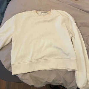 Vit sweatshirt - Säljer en stilren vit sweatshirt från lager 157. Tröjan har en klassisk rund hals och långa ärma, perfekt för en avslappnad look. Passar bra till både jeans och kjol. Hör av dig vid intresse!