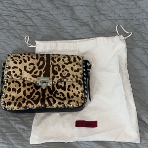 Valentino väska - Intressekoll på en snygg vintage Valentino väska med leopard mönster och deras klassiska nitar som är mycket använd men i väldigt fint skick. Tyvärr finns inget kvitto kvar men orginal dustbag finns fortfarande, bara att höra av sig vid frågor! 🩷🐆
