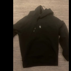 Svart hoodie från Ralph Lauren - Snygg svart hoodie från Ralph Lauren med dragkedja och klassisk logga på bröstet. Köpte in från zalando för 2200, om kvitto behövs är det bara att fråga!!