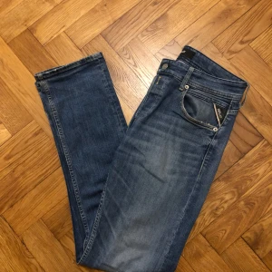 Replay Grover jeans  - Säljer ett par roligt snygga Replay Grover jeans i storlek W29 L32. Passformen är lite mer ”regular” än replay anbass! 👖(sitter som W30) endast 300kr! 
