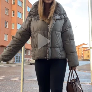 Grön pufferjacka - Säljer en snygg grön pufferjacka som är slutsåld med dragkedja och knappar. Jackan har en oversized passform och långa ärmar, perfekt för kyliga dagar. Bilden är från min TikTok kan skicka andra bilder oxå❤️