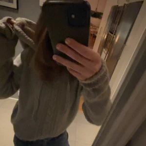 Grå stickad hoodie - Mysig grå stickad hoodie med huva. Helt i nyskick därmed att jag bara använt en gång. Kontakta innan köp☺️