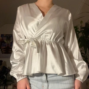 Vit aftonblus  - Superfin fest/aftonblus perfekt nu till nyår!🤍🥂den är i jättebra skick och är endast använd en gång och ser helt ny ut. Från MISSÄY.