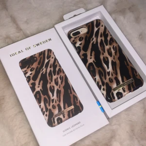Leopard iPhone skal 8/7/6/6S Plus - Säljer mitt skal från Ideal of Sweden, den har några repor och gått sönder på vissa hörn men funkar helt felfritt, magnetiska korthållare går att använda till då det är magnet på insidan
