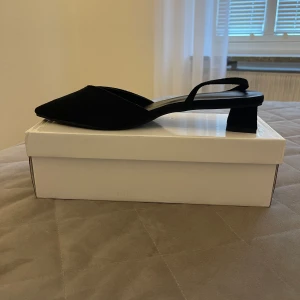 Svarta slingback pumps - Eleganta svarta slingback pumps med spetsig tå och låg klack. Passade inte min storlek men sköna va dom att gå i🥰