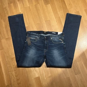  Replay Grover - Snygga blå jeans från Replay, modell Grover. De har en klassisk femficksdesign med dragkedja och knapp. Perfekta för en avslappnad stil.