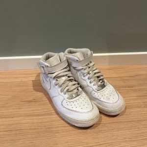 Nike Air Force 1 höga - Säljer ett par klassiska vita Nike Air force höga 