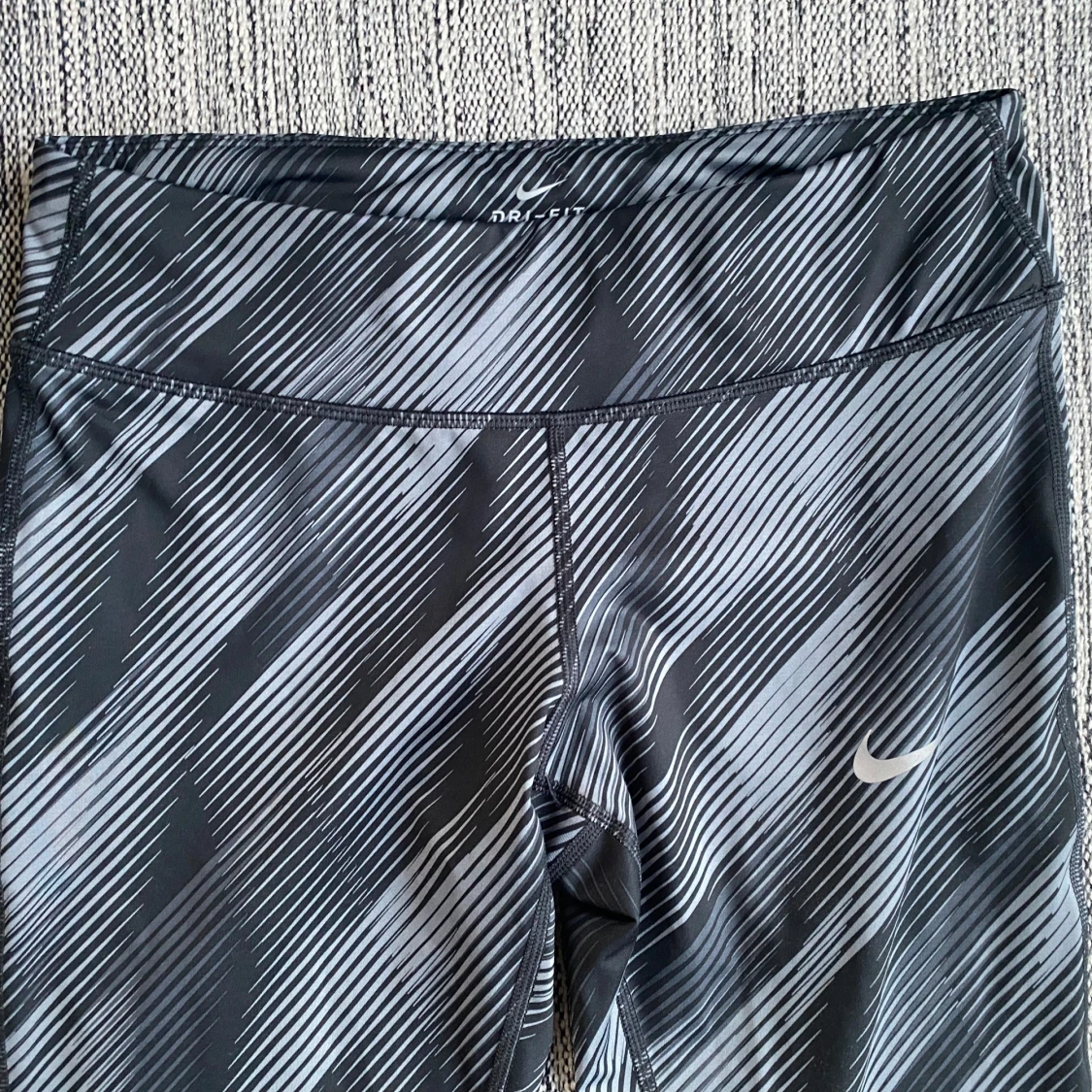 Nya gråa och svarta mönstrade träningstights i strl M från Nike - 90