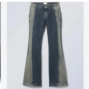 Weekday lowwaist bootcut jeans - Slutsålda snygga jeans från weekday! Modellen heter utopia. Jätte bra skick förutom att dem har en jätte liten fläck nere på ena benet men det syns knappt. Lånade bilder eftersom de inte passar mig. Storlek w29. använd gärna köp nu❤️
