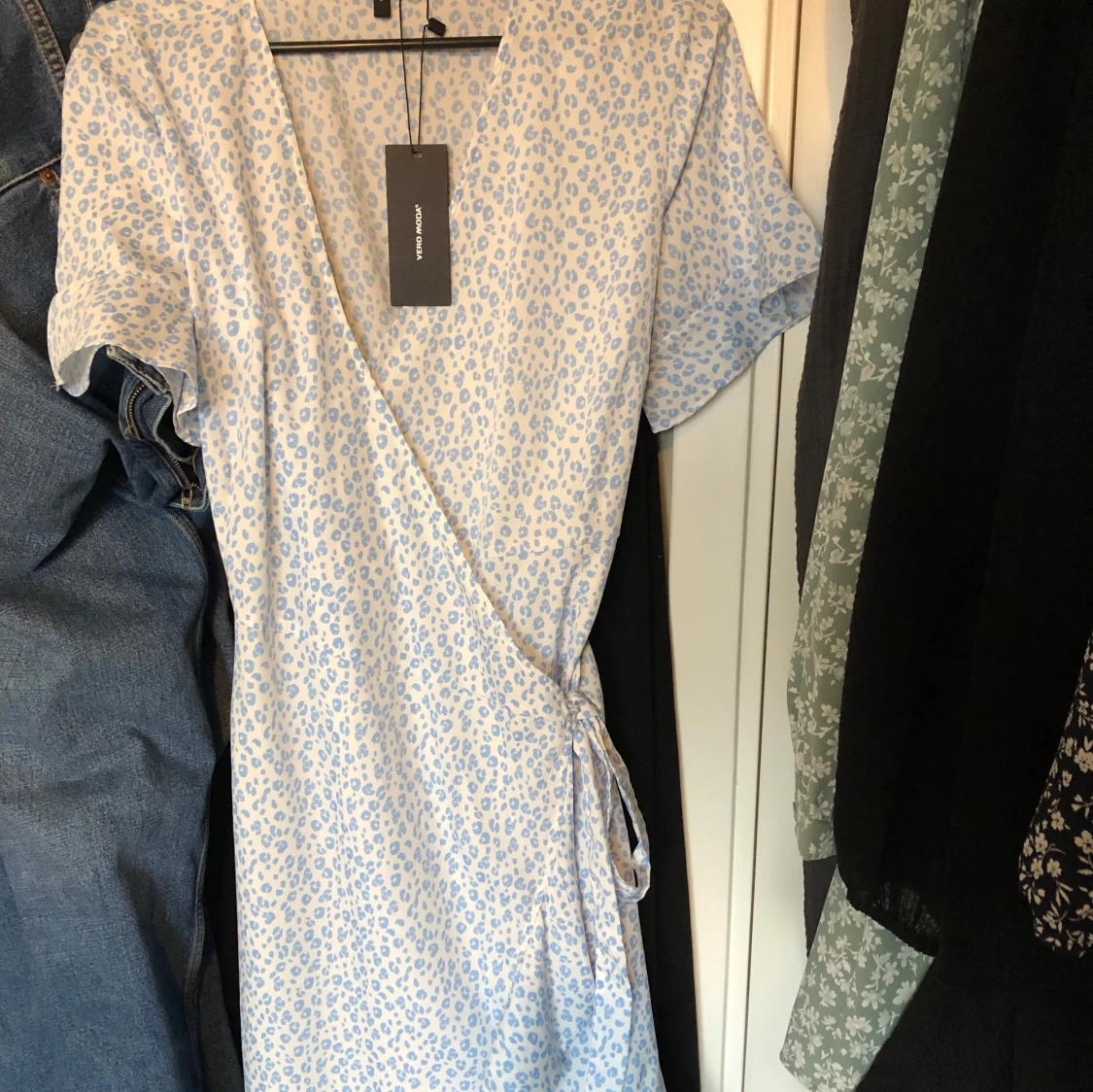 Vit och blå omlottklänning från vero moda