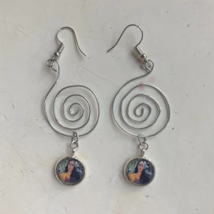 Silvriga spiralörhängen  - Handgjorda silverörhängen med Frida Kahlo. Perfekta för att ge en snurrig touch till din stil.