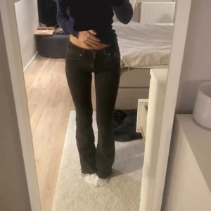 Svarta bootcut jeans - Snygga svarta bootcut jeans med låg midja ifrån lager 157, storlek xxs! Avklippta så de passar mig som är 164