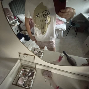 Vit t-shirt med konstnärligt tryck -  SÄLJER ÄVEN I SILVER!!!!!! Köp båda för 250 ❤️