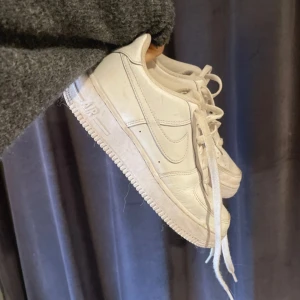 Nike Air Force 1 - Säljer mina Air Force 1 då de inte kommer till användning längre. Storlek 38,5✨ Kommer rengöra dem innan jag skickar!