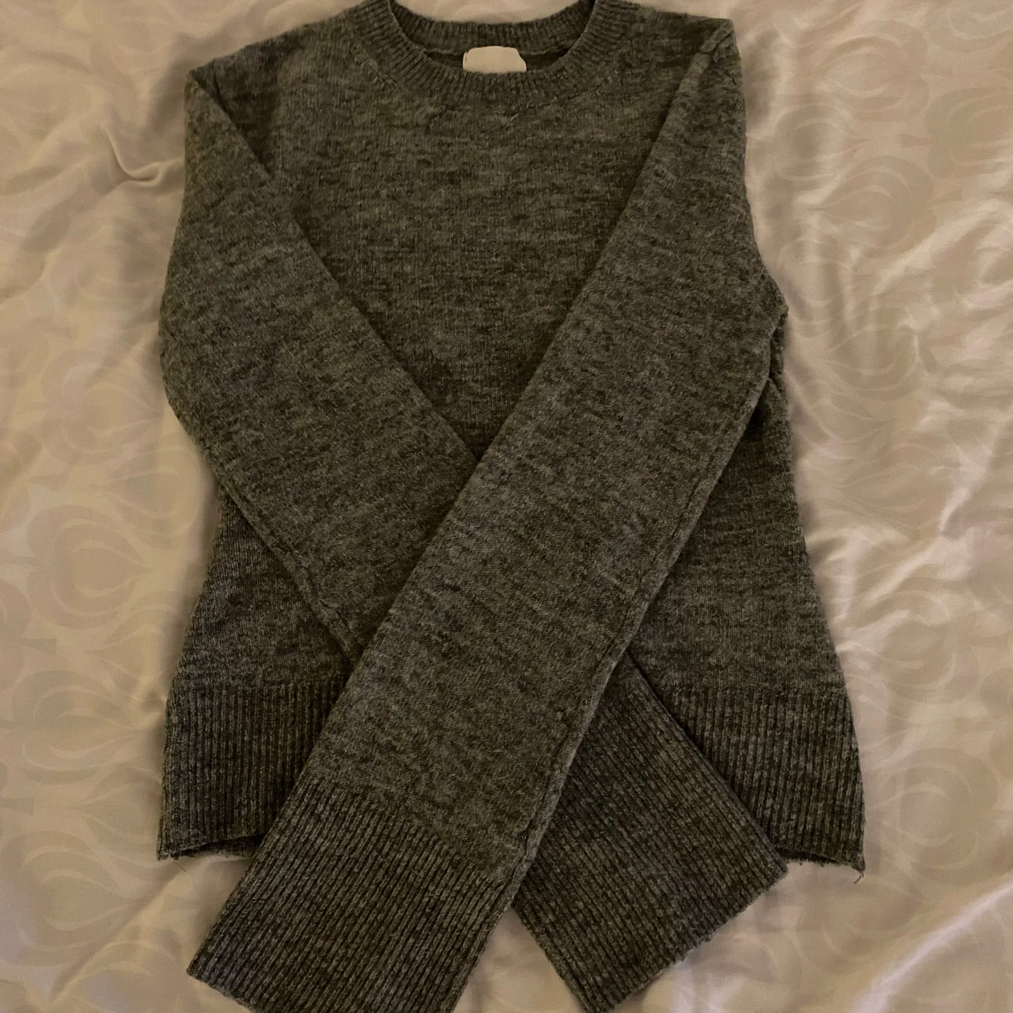 Grå stickad tröja - 1