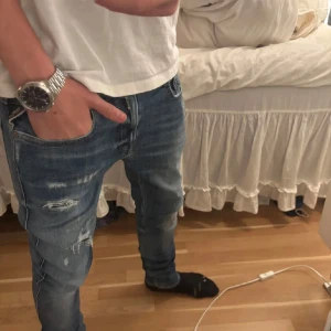 Replay Anbass - Säljer nu dessa riktigt feta replay anbass jeans i storlek 30/32. Byxorna är i bra skick och nypris ligger på ungefär 1800kr. Skriv vid fler frågor eller funderingar🤙