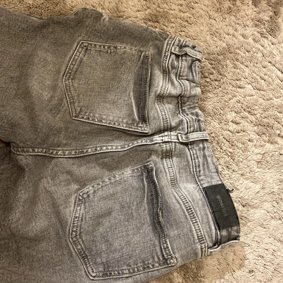 Grå bootcut jeans från Gina Tricot - 93