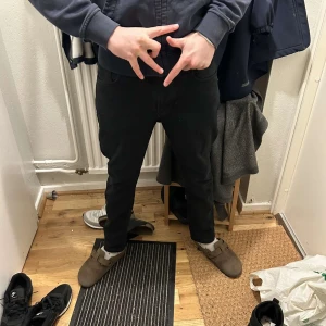 Svarta jeans från Nudie Jeans - Snygga svarta jeans från Nudie Jeans med klassisk femficksdesign och subtila sömdetaljer på bakfickorna. Perfekta för en stilren look.