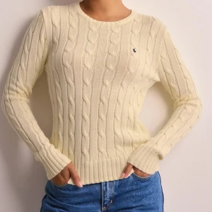 Stickad tröja - En jätte fin stickad tröja från Ralph Lauren som nästan aldrig är använd! Köpte den för 2300kr☺️