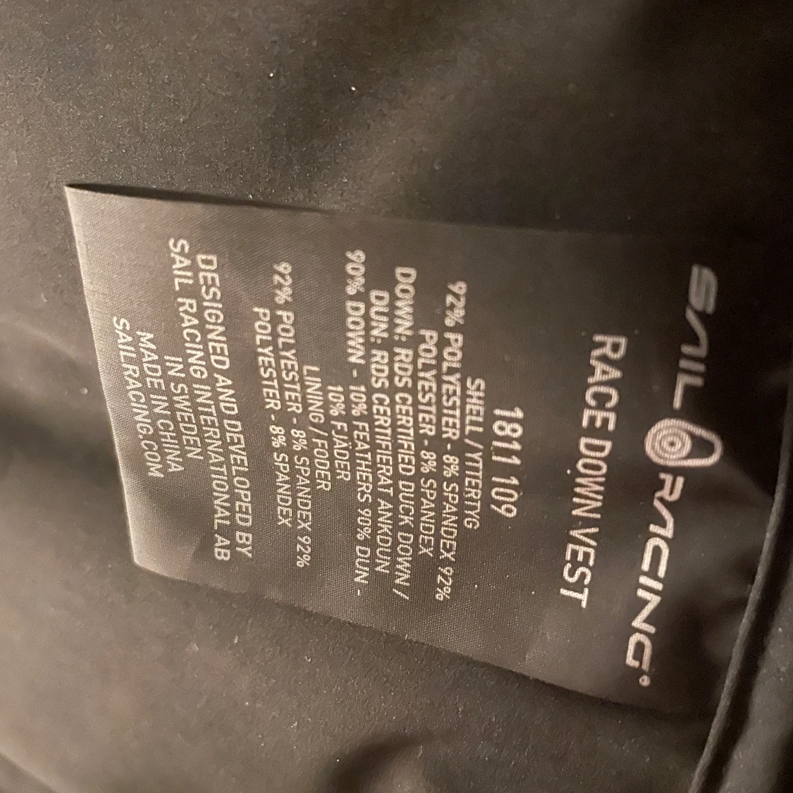 Svart dunväst från Sail Racing  - 90