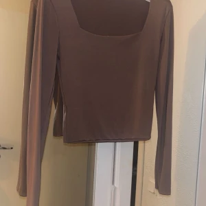 Brun långärmad topp från New yorker/ Amisu - Brun långärmad topp med en fyrkantig urringning. Använd många gånger, säljer en likadan oanvänd i en ljusare färg🤍