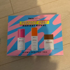 Face Facts Perfect Prep Radiant Ritual - Glowy Skin Prep Trio från Face Facts innehåller One-Step Mini Facial, Perfect Prep Primer och Bronzing Glow Drops. Perfekt för att förbereda huden med en fräsch och strålande finish. Veganska produkter i en färgglad förpackning. Aldrig använt.