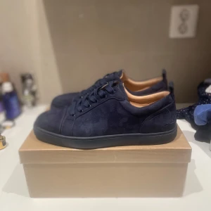 Blåa loubs - Tja dessa är super bra material. Storlek 43,5 Skriv om du är intresserad eller behöver flera bilder.  