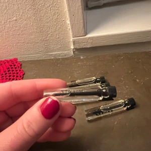 Parfymprover från Essnce - Säljer ett set med parfymprover i små glasflaskor med svarta skruvkorkar. Innehåller dofter som 'Rose Rose', 'Woody Sandal', 'Signature Vang', 'Bacco le doux' och 'Clean Vibes'. Perfekt för att testa olika dofter innan köp av fullstor flaska.
