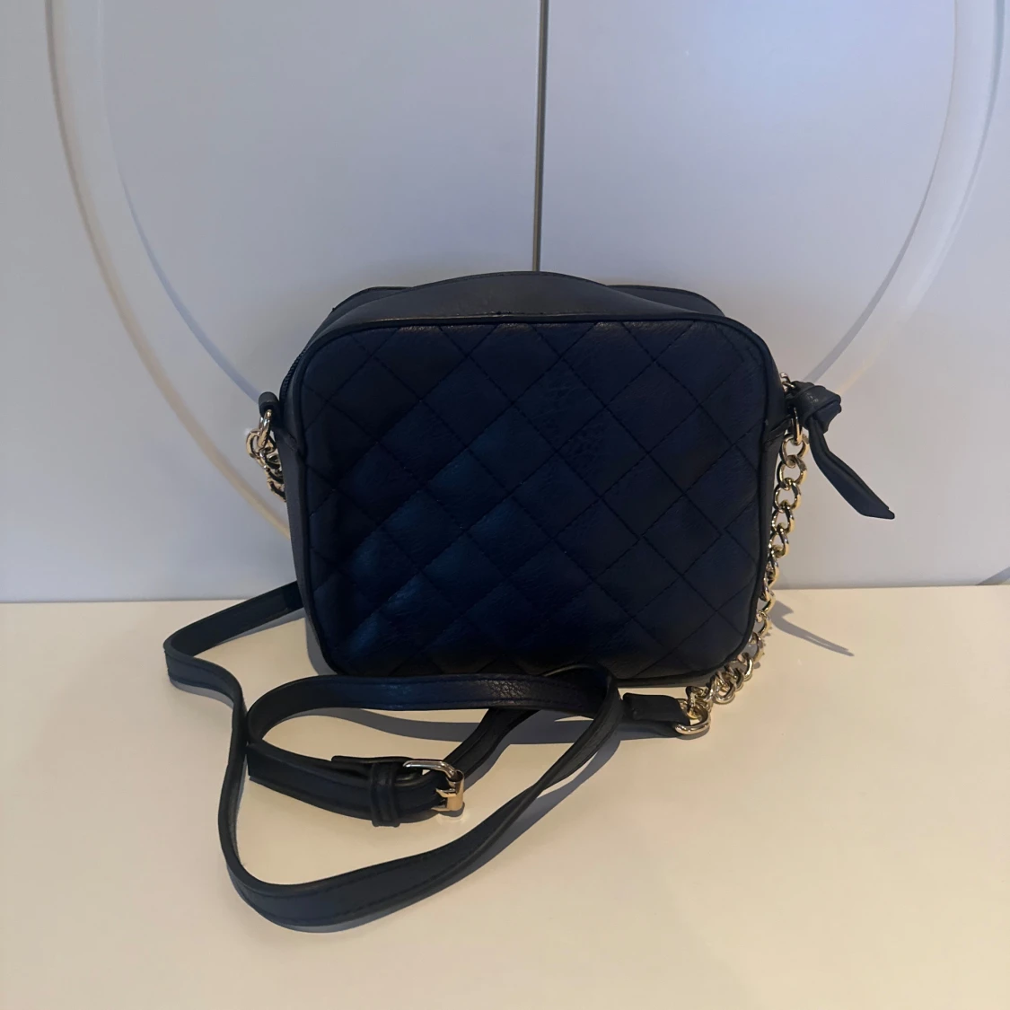 Marinblå quiltad axelväska  - 91