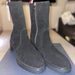 Tommy Hilfiger boots - Säljer dessa fina boots då de aldrig kommit till användning. Perfekta till vinterm! Helt nya så inga skador eller defekter.