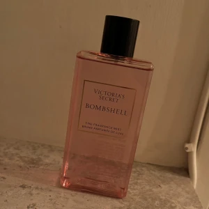 Victoria's Secret Bombshell Fine Fragrance Mist 250 ml - Säljer en lyxig doftmist från Victoria's Secret, Bombshell. Flaskan är 250 ml. Säljs den för jag har kronisk migrän så jag tål inte de flesta parfymerna, ta gärna en titt på min Plick sida där säljer jag flera av mina parfymer :) 