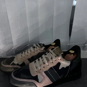 Valentino rockrunners  - Tja säljer dessa tvär feta och clockrena valentino rockrunners i storlek 43 det är i utmärkt skick 💯 , skorna har en blandning av vit nyanser och grått och svart , det har några mindre defekter men inget seriöst, hör av er vid minsta funderingar 🤩