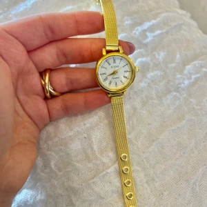 Guldfärgad klocka  - Guldklocka med justerbart meshband. 