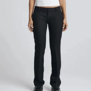 VERA låg midjade kostymbyxor - Låg midjade bootcut kostymbyxor från BIKBOK. Knappt använda och säljer för de inte kommer till användning för de är förstora och vill köpa exakt likadana i en storlek mindre. Storlek 36. SKRIV FÖR PRISFÖRSLAG 💗