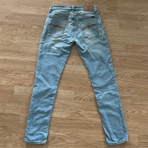 Nudie jeans - Säljer Nudie Jeans "Skinny Lin" i den ljusblåa färgen "Bright Orange". Bra skick, utan defekter och endast lite använda. Perfekt för dig som vill ha något unikt! Hör av dig vid frågor eller för fler bilder! 👖🍾