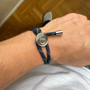 Dior armband - Armband från Dior som man får som en gåva vid en viss summa spenderat. Justerbar storlek Skriv vid frågor!