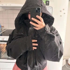 Svart jacka med knappar och zip, crop - En svart jacka från shein. Den är supersnygg och mysig i croppad modell. Den är varm och funkar perfekt till vintern och höst. Jackan har två stora fickor vid brösten och massa knappdetaljer! Använt sparsamt💗  