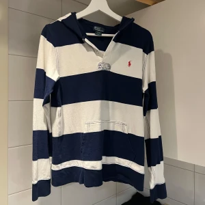 Ralph Lauren Hoodie - Randig Ralph Lauren hoodie med sjukt snygga knappar i kragen