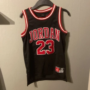 Jordan linne  - Hej, säljer ett Jordan linne på grund av att den är för liten, väldigt bra skick Köpt på jd. Skick 9/10👌