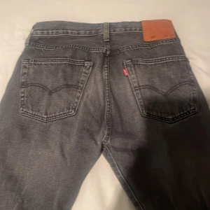 Svarta Levis jeans - W31 L 32 Bra skick