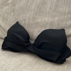 Bikini top NLY - Svart bikini top frå NLY. A-kupa